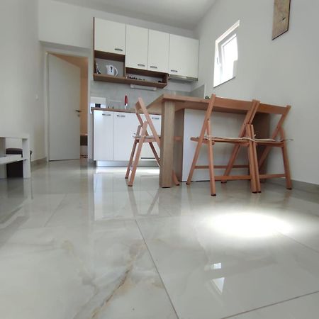 Apartment With Terrace And Garden Pirovac Bagian luar foto