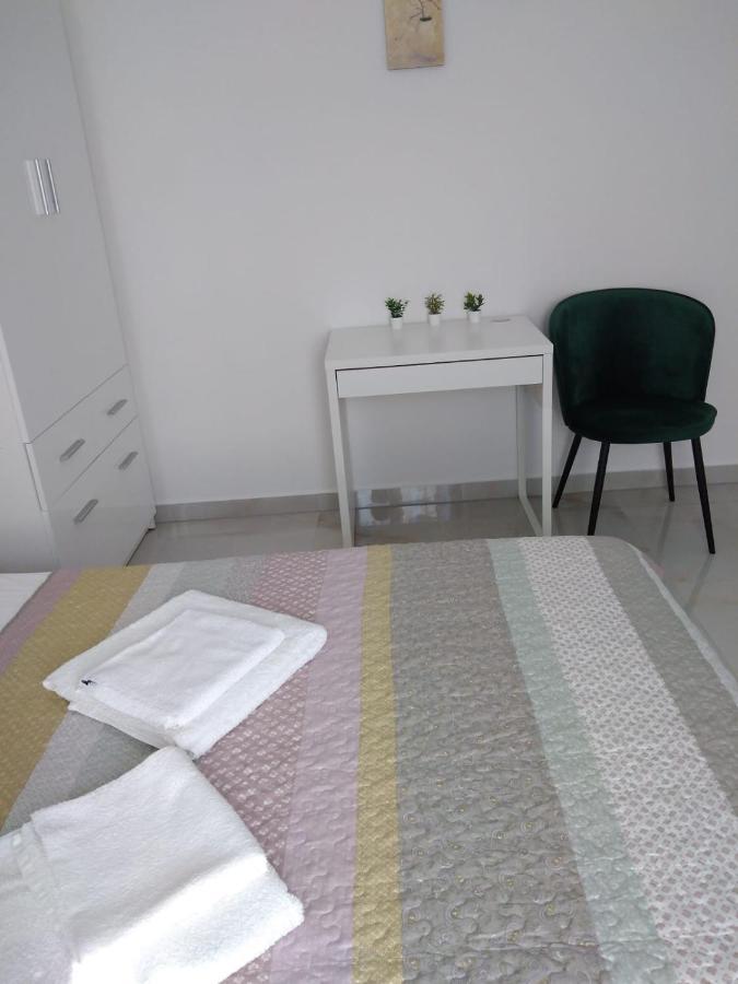 Apartment With Terrace And Garden Pirovac Bagian luar foto