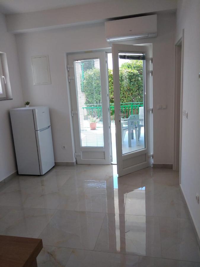 Apartment With Terrace And Garden Pirovac Bagian luar foto
