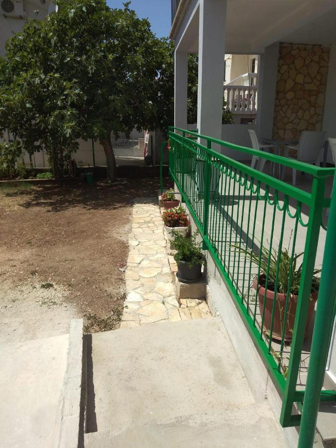 Apartment With Terrace And Garden Pirovac Bagian luar foto
