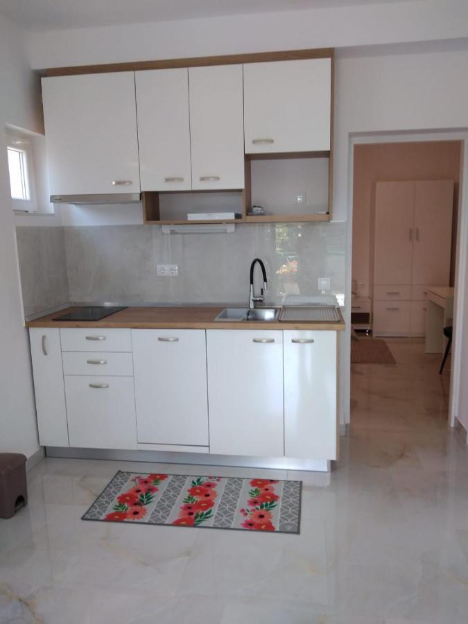 Apartment With Terrace And Garden Pirovac Bagian luar foto