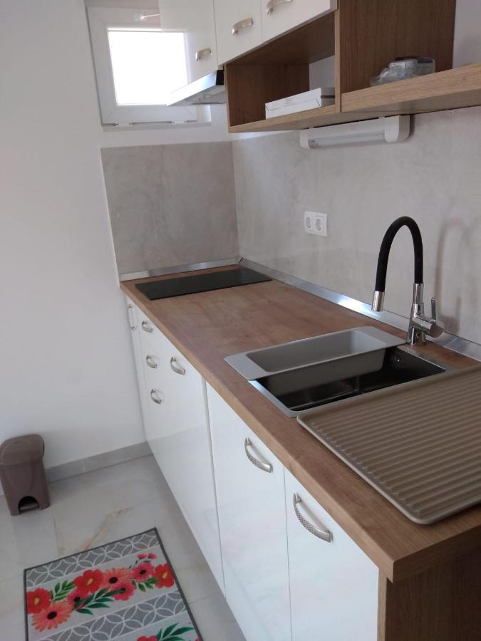Apartment With Terrace And Garden Pirovac Bagian luar foto