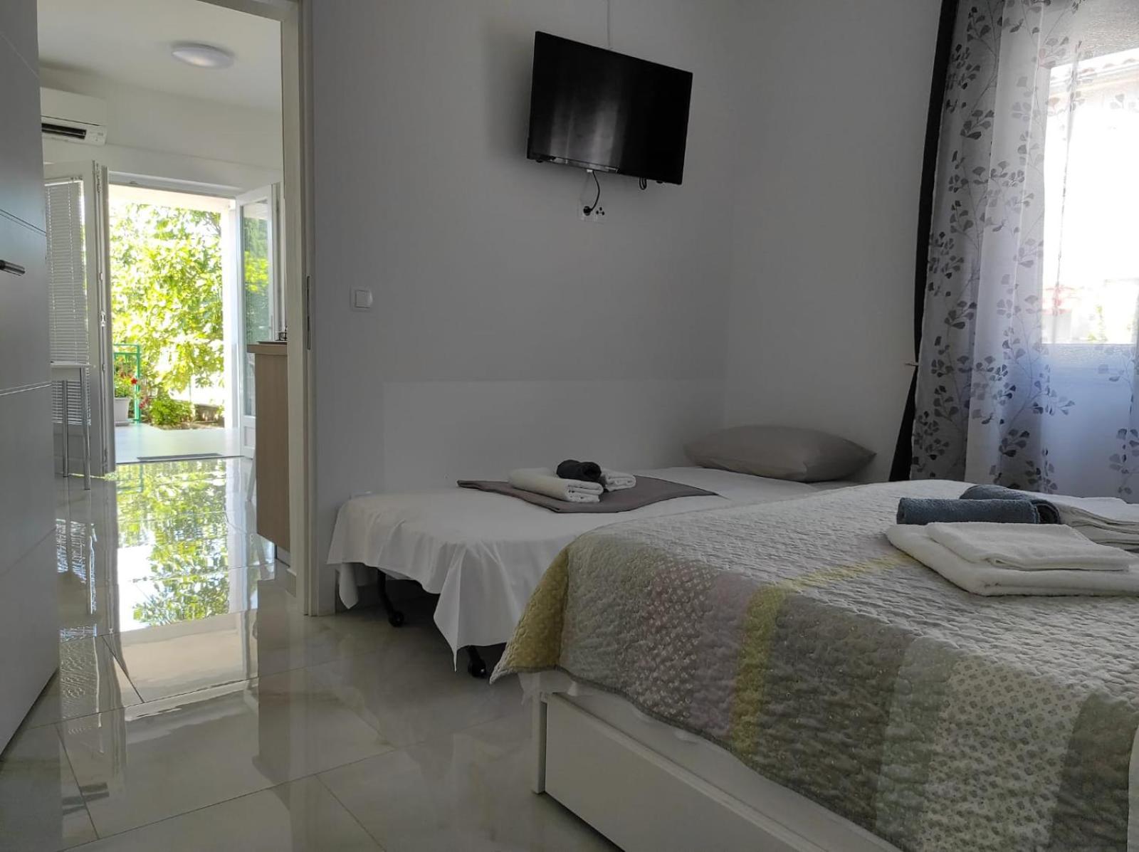 Apartment With Terrace And Garden Pirovac Bagian luar foto