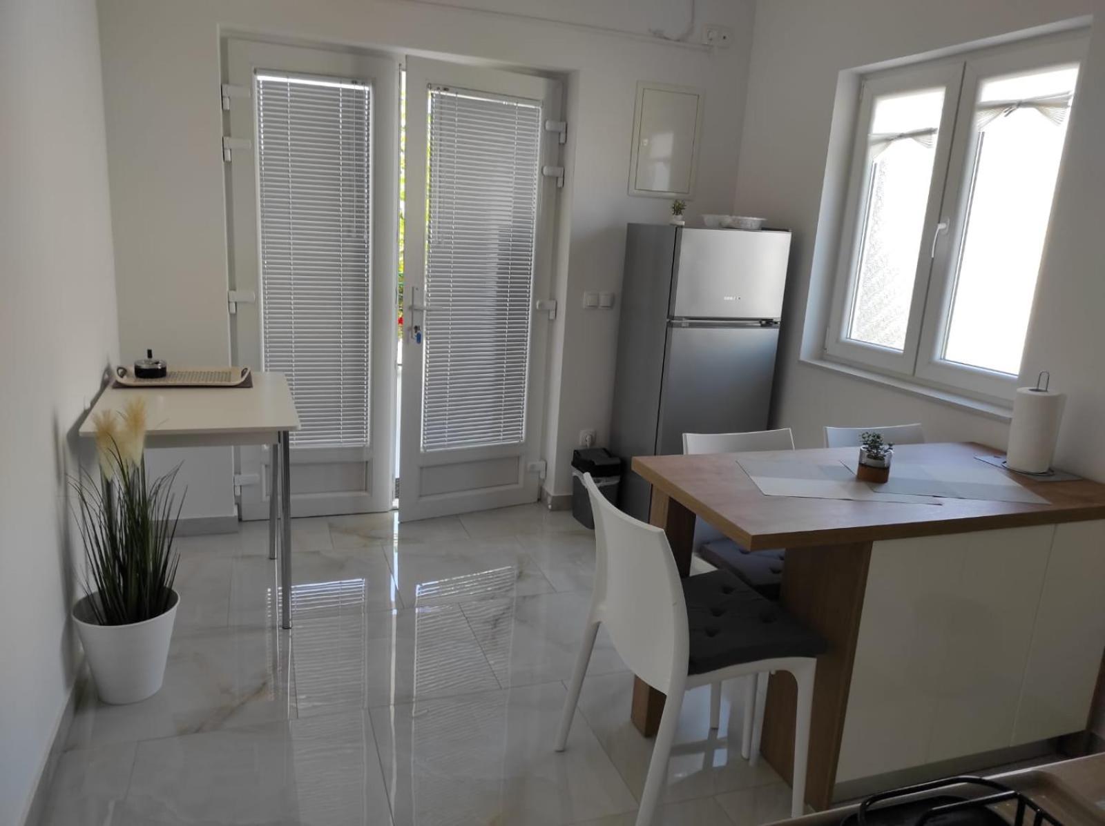 Apartment With Terrace And Garden Pirovac Bagian luar foto
